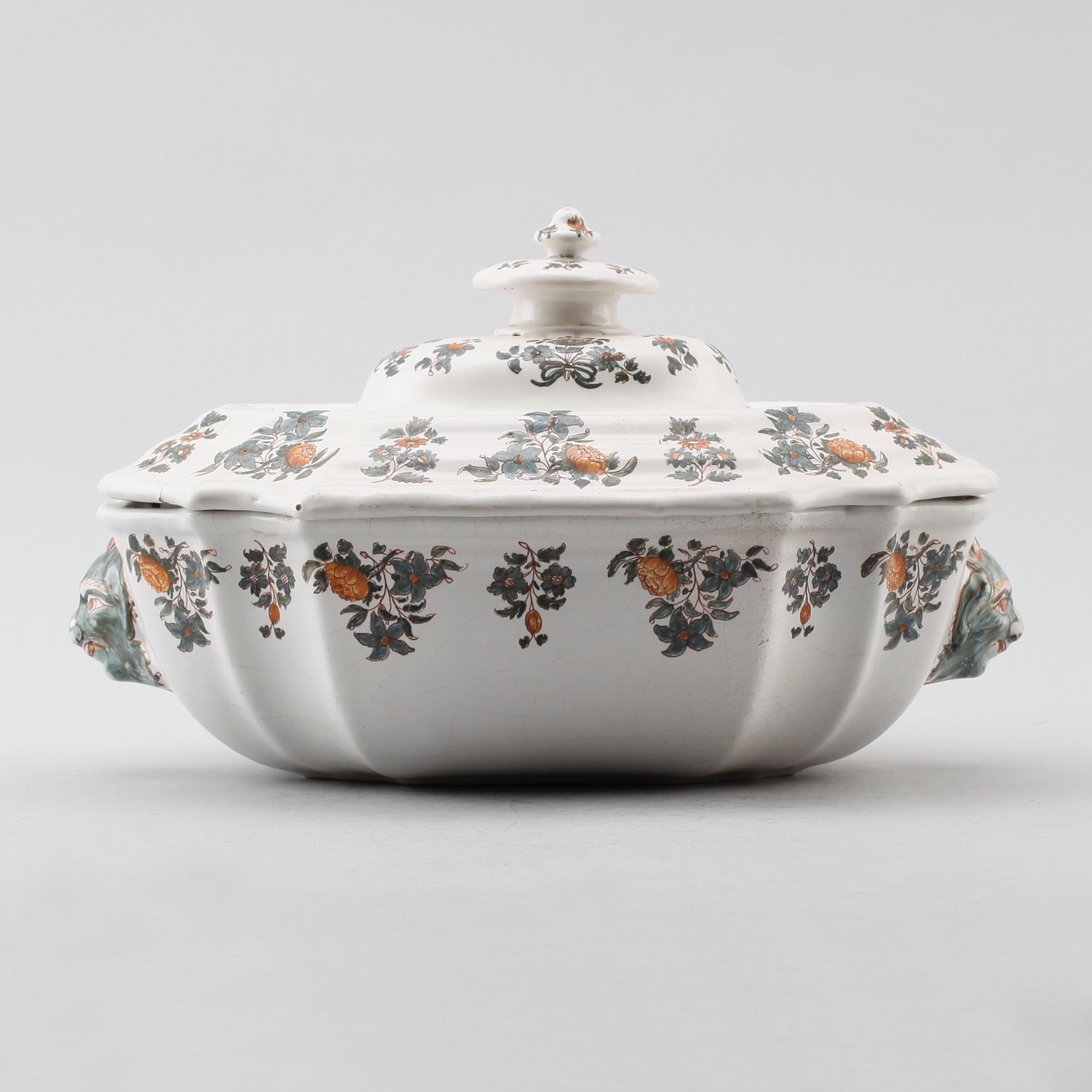 TERRIN med lock, fajans, märke för Joseph Olérys, Moustier.