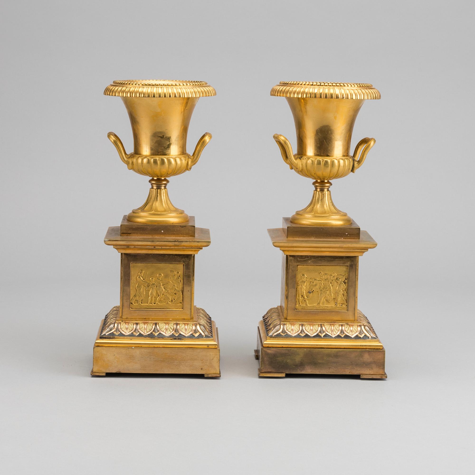 A pair of Empire urns, 19th century first part.