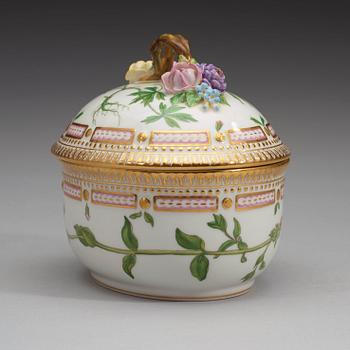 A Royal Copenhagen 'Flora Danica' bonboniere with cover, Denmark, 20th Century.