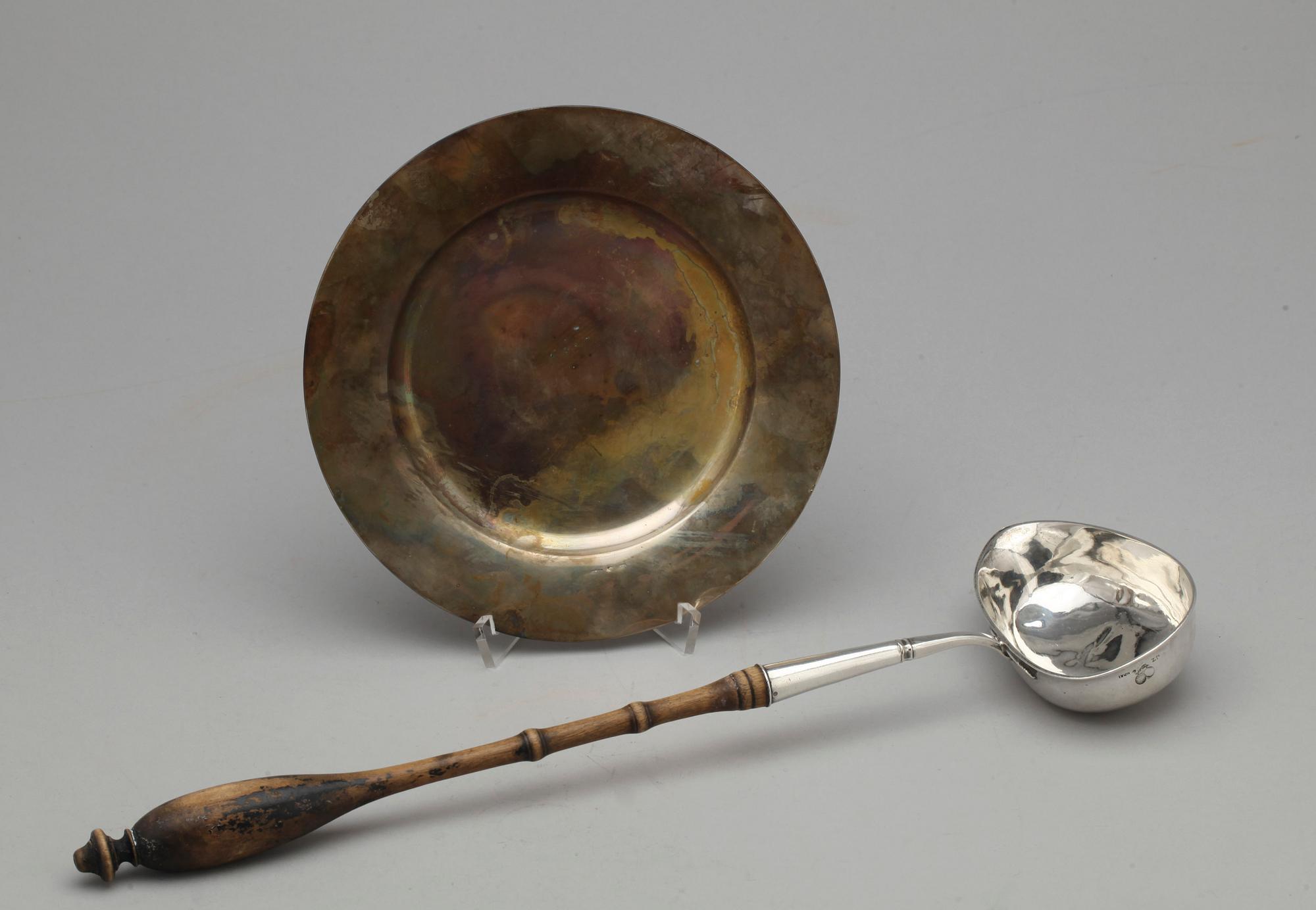 SLEV samt ASSIETT, silver, slev tillverkad av Johan Petter Grönvall, Stockholm, 1830. 1800-tal. Totalvikt ca 283 gram.