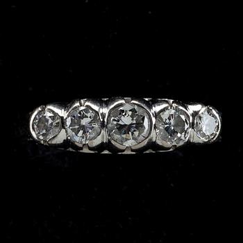 RING, vitguld, fem briljantslipade diamanter tot. ca 0,50 ct. 1900-talets senare hälft. Vikt 3,6 g.