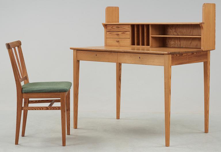 SKRIVBORD med UPPSATS samt STOL, bl. a "Fryklund", Carl Malmsten. Modellen formgiven 1948.