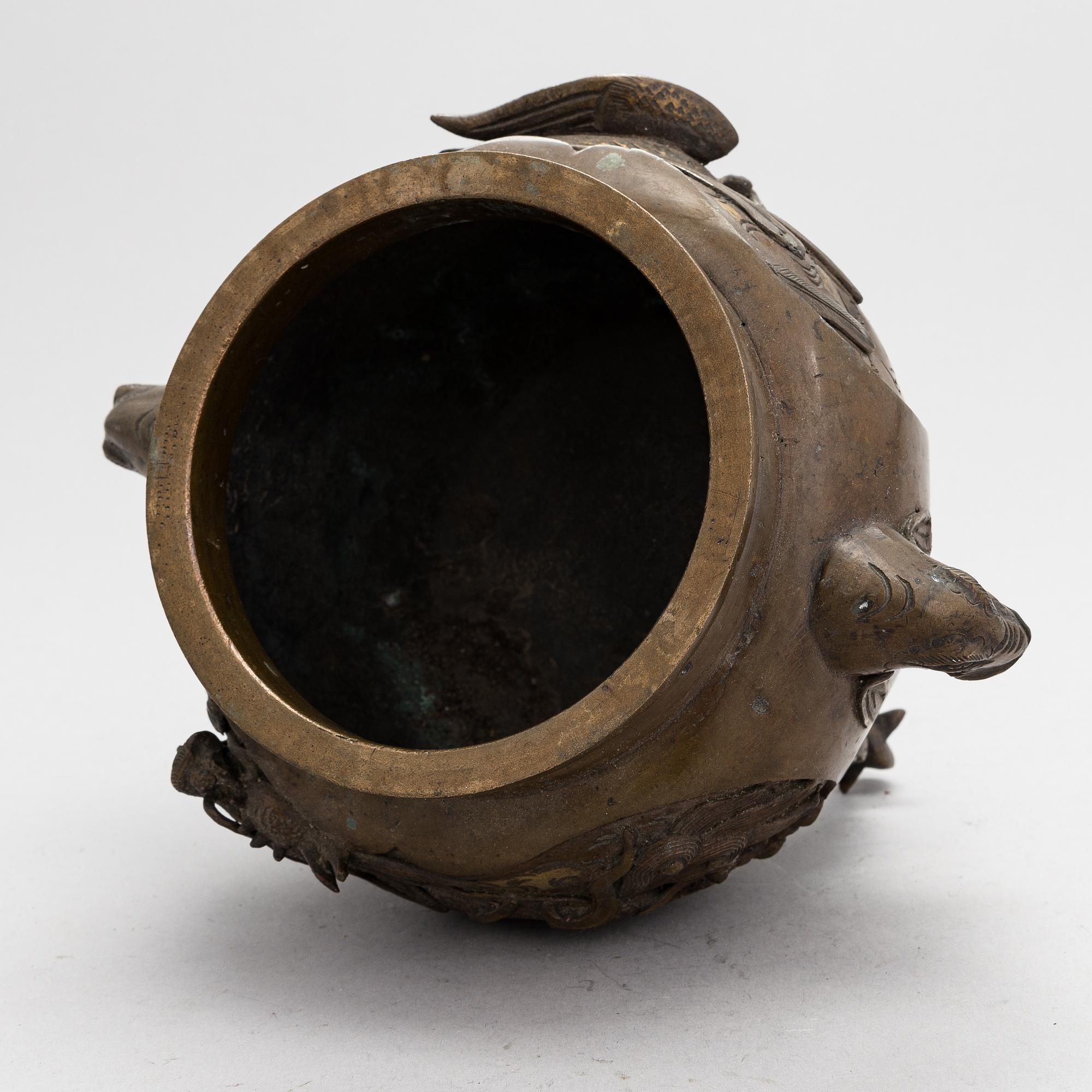 Suitsukeastia, pronssi. Japani, 1900-luku.