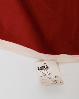 Verner Panton, GARDINLÄNGD, TYG OCH PROVBITAR, 6 ST. Bomullsvelour. Olika mörk- till ljusröda nyanser och mönster. Verner Panton.