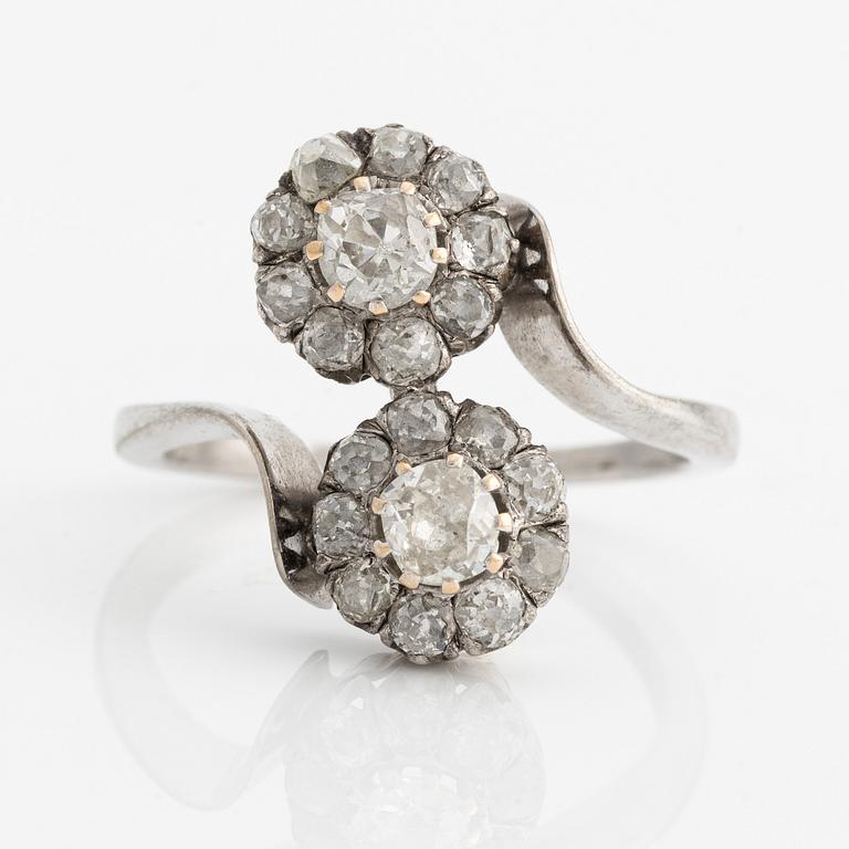 Ring in 18K gold with old-cut diamonds.