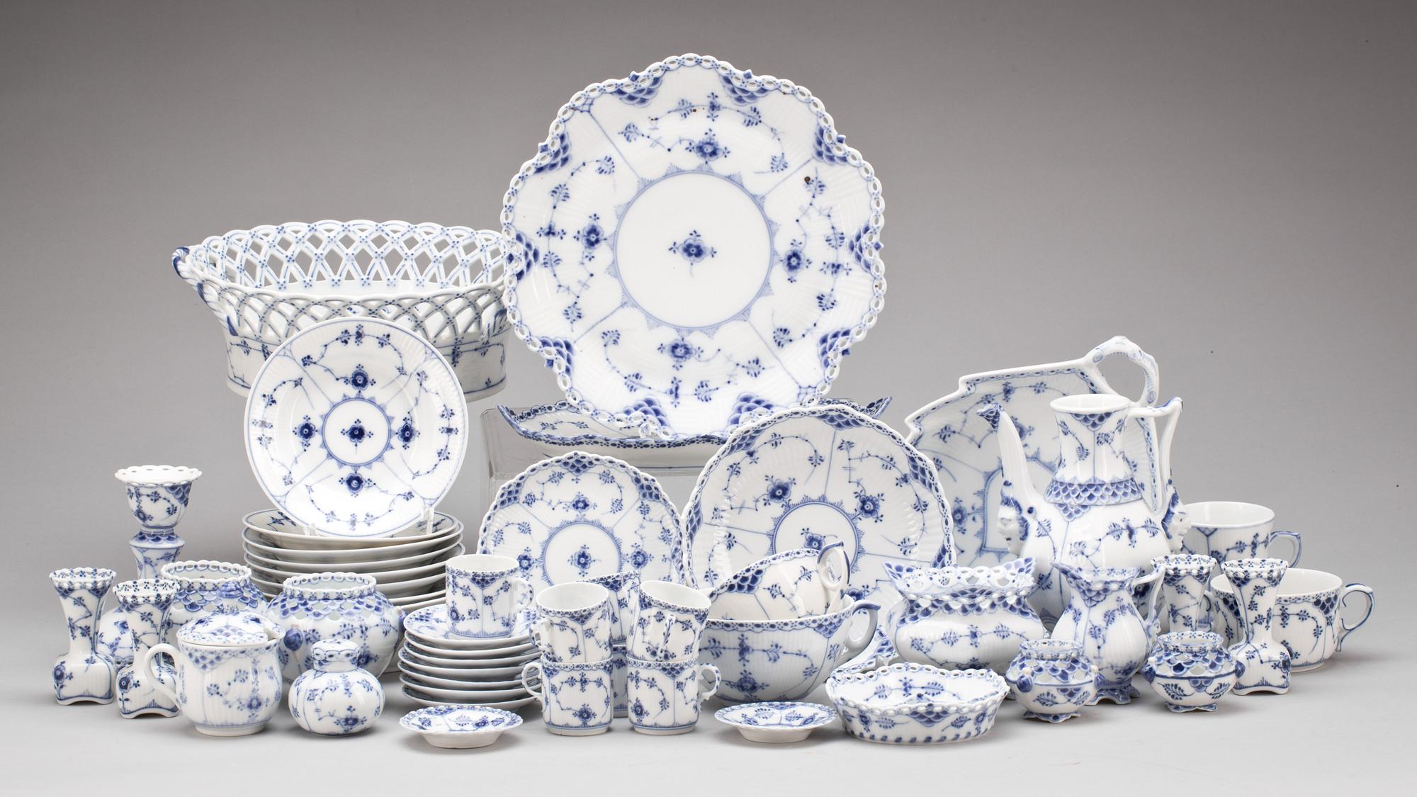 SERVISDELAR, ca 43 delar, porslin, "Musselmalet", Royal Copenhagen.