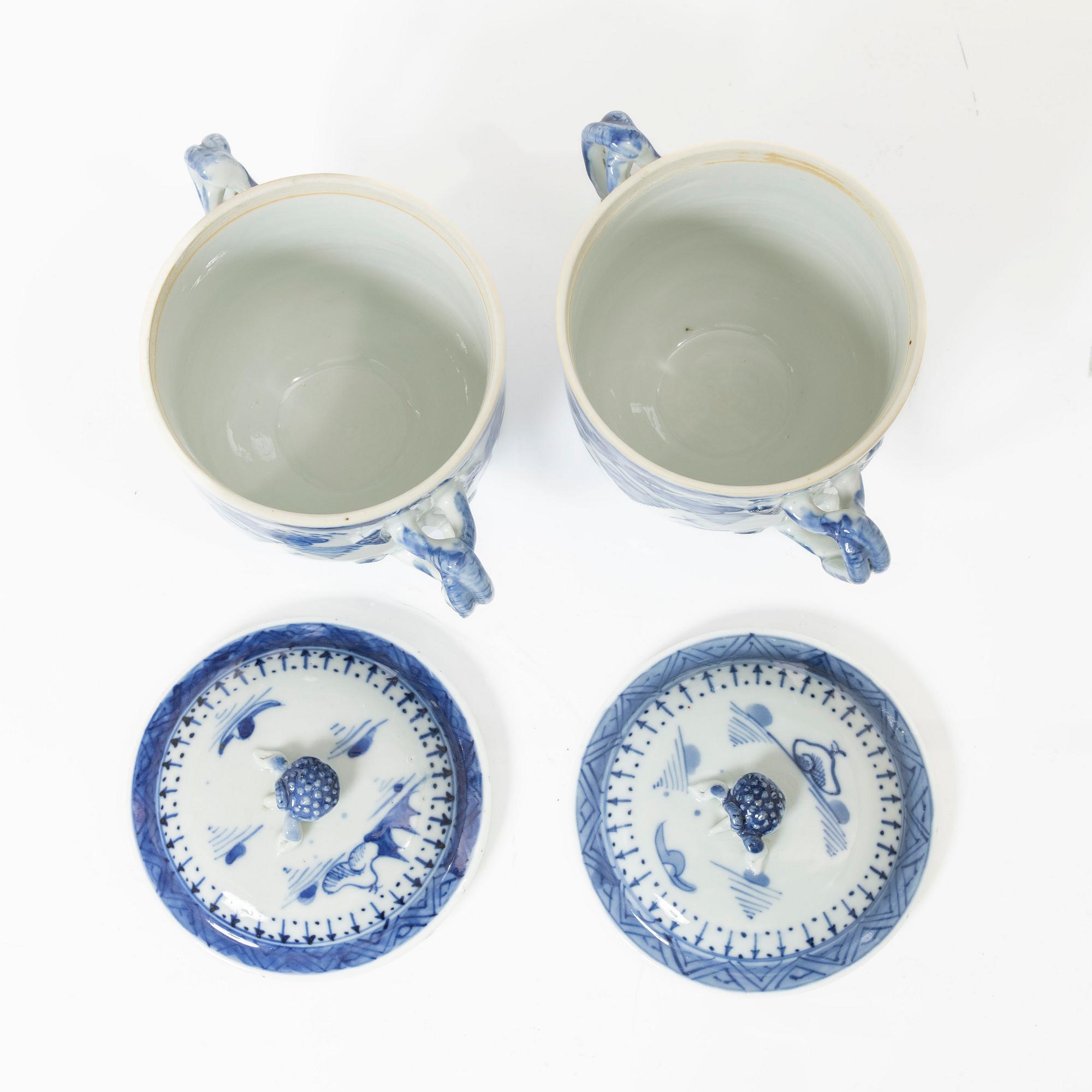 Mugg samt två muggar med lock, porslin, Kina, Qingdynastin, 1700-1800-tal.