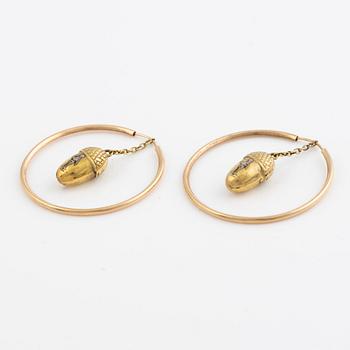 Örhängen, kreoler, hoops 18K guld, medföljande påhängen i form av ekollon med emalj med motiv av mytologiskt sjödjur.