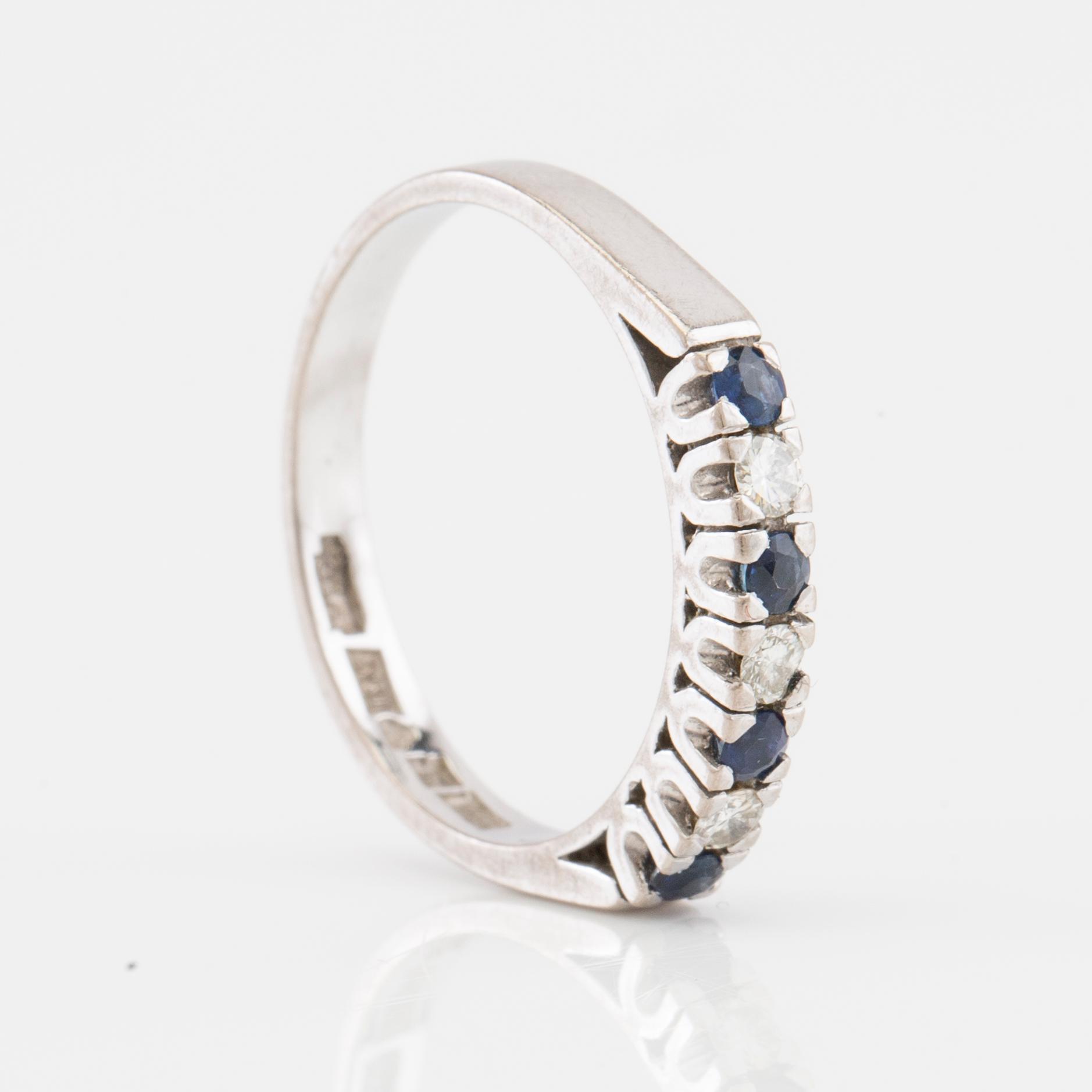 Ring in 18K white gold with round faceted sapphires and diamonds.