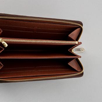 LOUIS VUITTON, a monogram canvas 'Zippy' wallet.