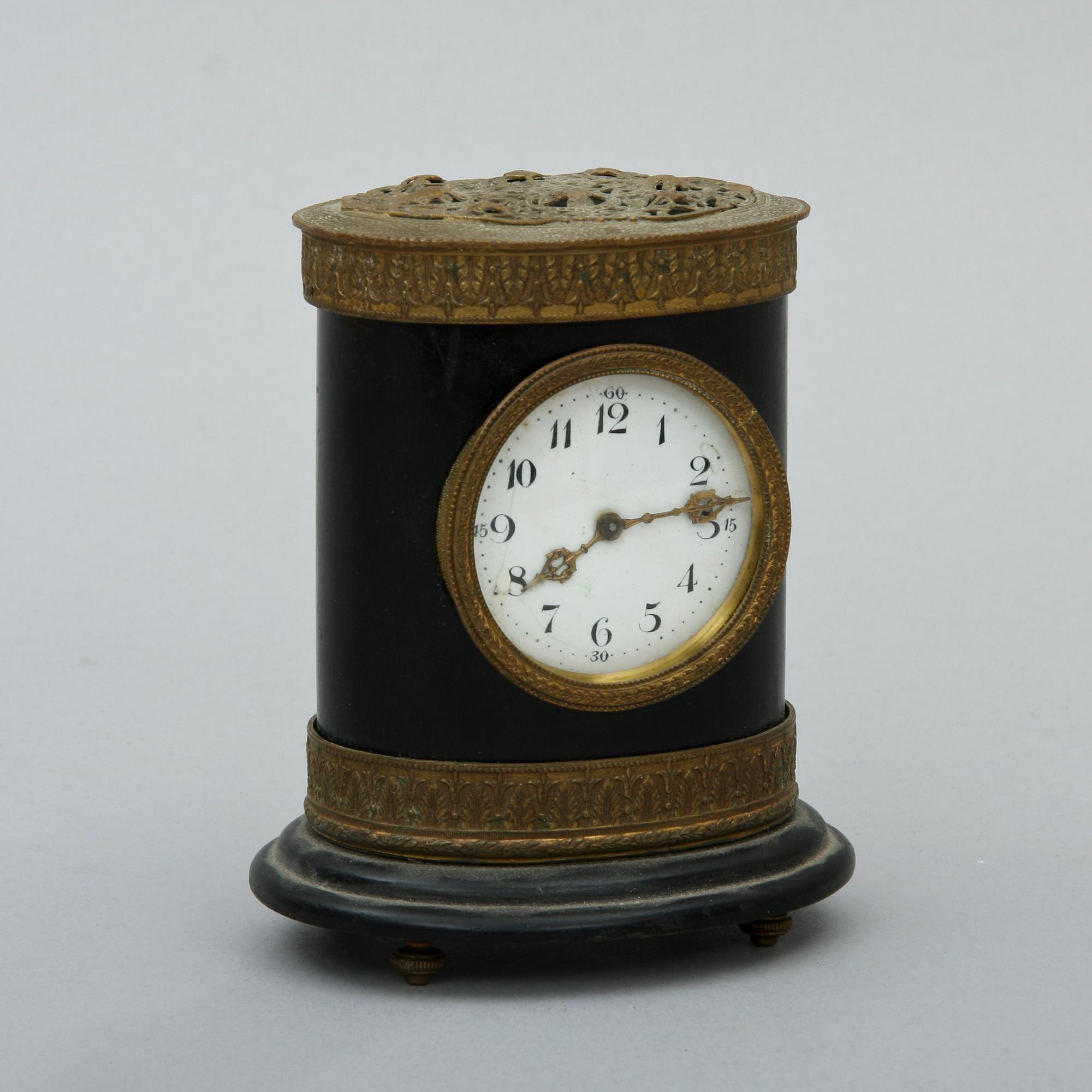 BORDSUR, empirestil, omkring år 1900.