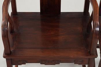STOLAR, två stycken, hardwood. Sen Mingdynasti.