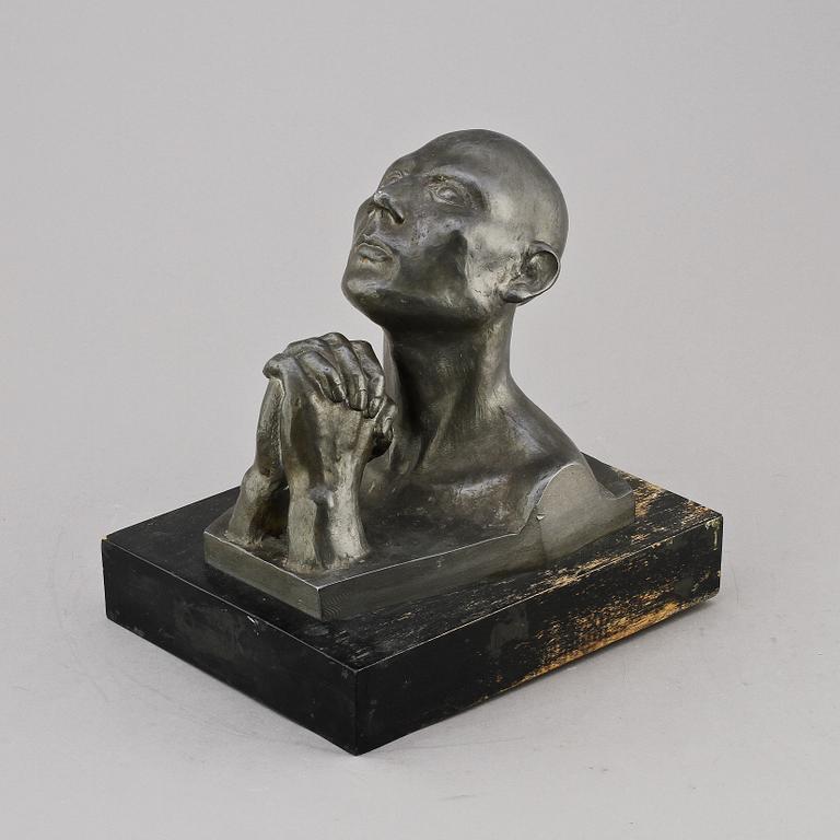 SKULPTUR, tenn, otydl. sign. 1900-talets andra hälft.