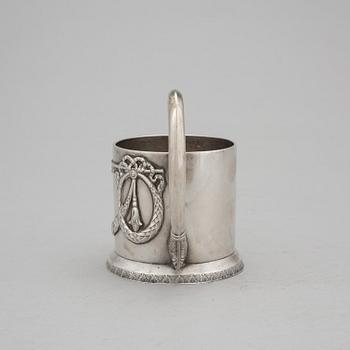 TEGLASHÅLLARE, silver. Oidentifierade stämplar, Moskva 1908-1917. Daterad i gravyren 1917. Vikt ca 197 gram.