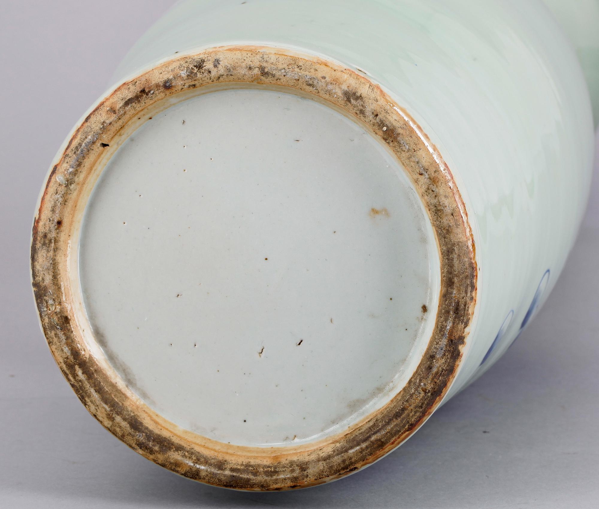 GOLVURNA, porslin, Kina, sent 1800-tal.