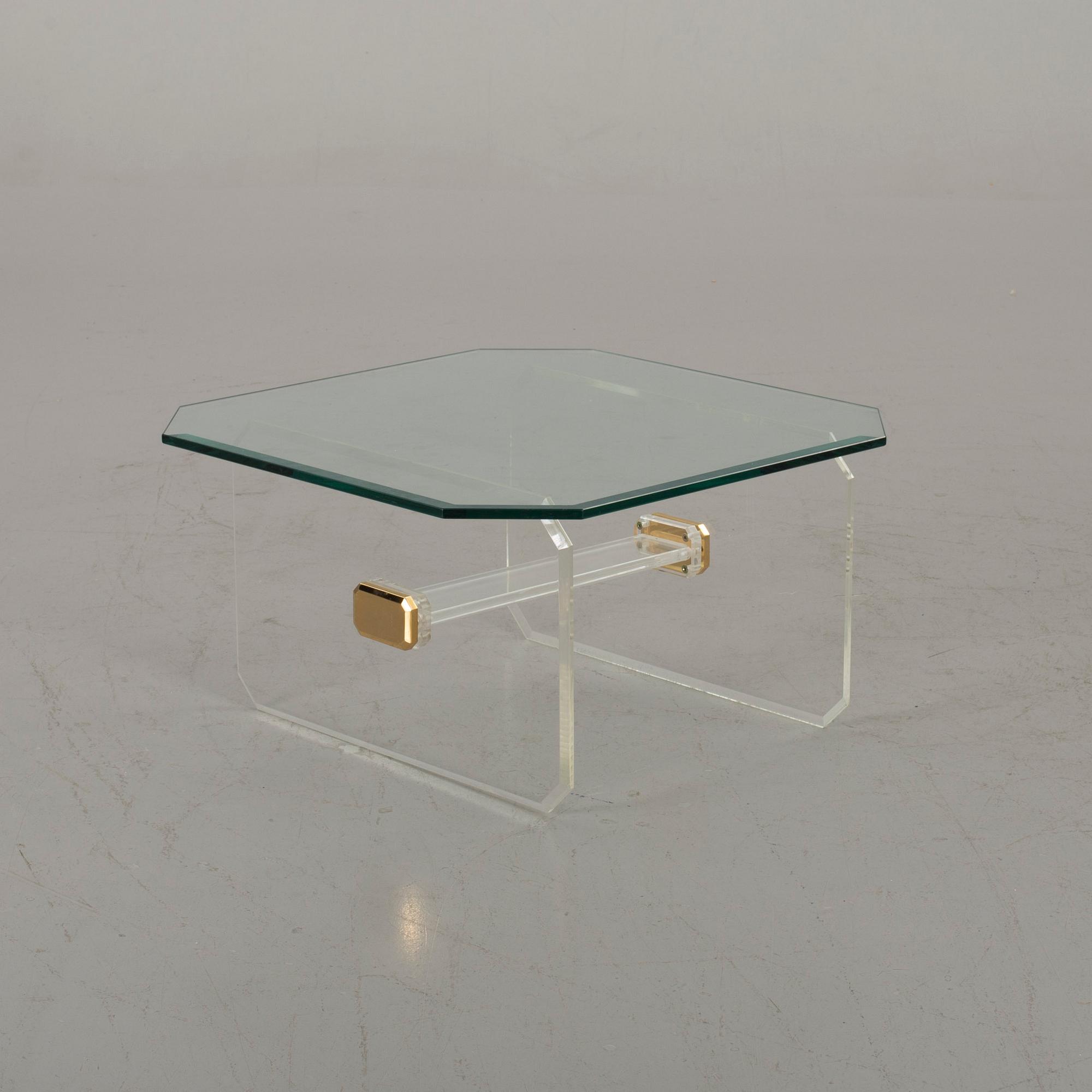 A GLASS TOP COFFEE TABLE.
