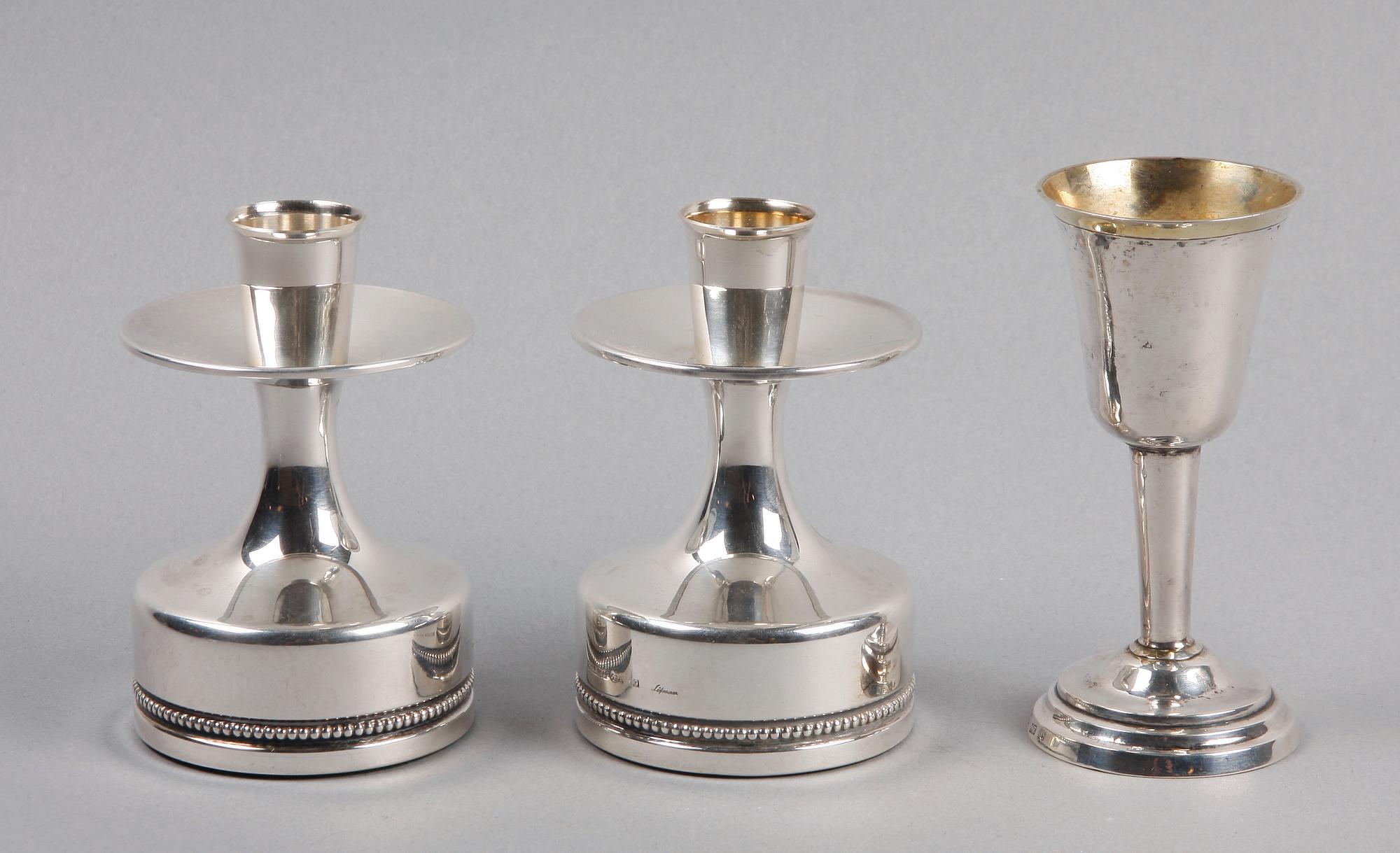 LJUSSTAKAR, ett par samt BÄGARE, silver. MGAB, Löfman, 1974 och Gabriel Thulin, Halmstad, 1822.