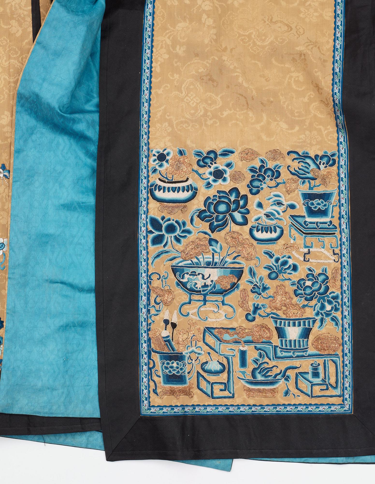 ROBE AND SKIRT, silk. The height of the robe is 64 cm, the height of the skirt 93 cm. China the beginning of the 20th century.
