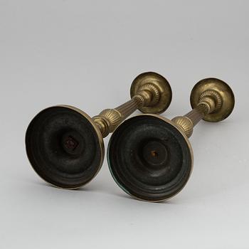LJUSSTAKAR, ett par, mässing, 1700-/1800-tal.