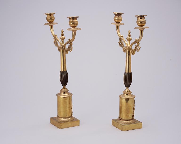 KANDELABRAR, för två ljus, ett par. Sverige, 1800-talets början. Empire.