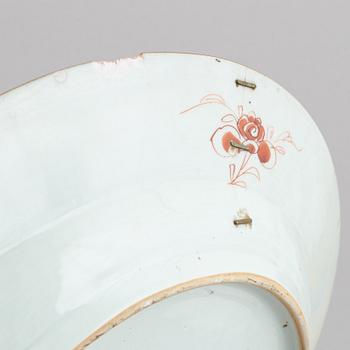 A famille rose dish, Qing dynasty, Yongzheng (1723-35).