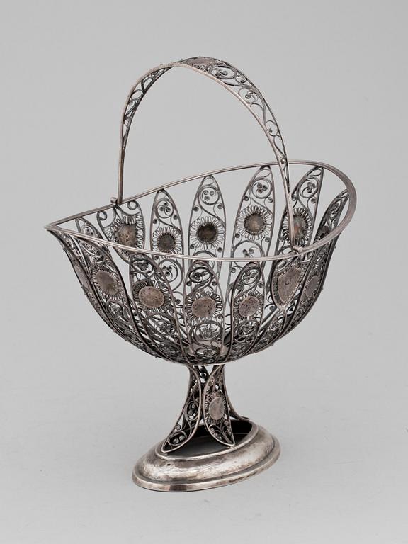 KORG, silver, Petter Adolf Sjöberg, Stockholm 1823. Vikt 727 g.