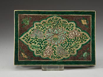 A famille verte stand in the shape of a table, Qing dynasty, Kangxi (1662-1722).