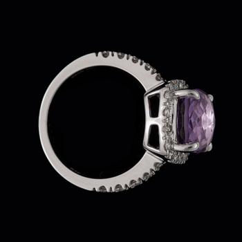 RING med ametist 4.50 ct samt diamanter totalt 0.55 ct.