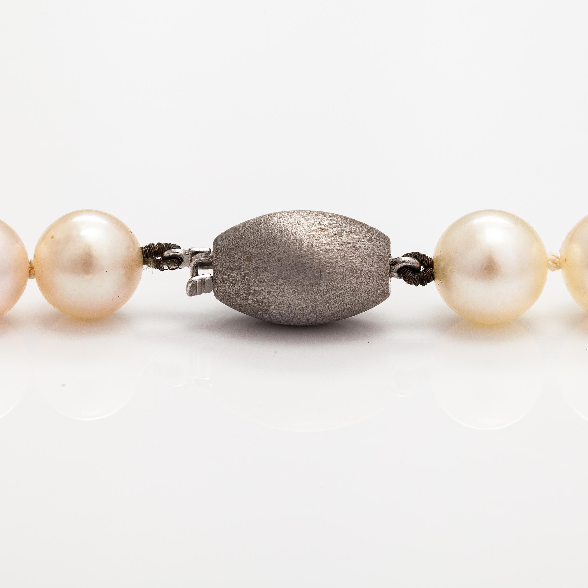 A pearl collier with a 14K whiteg old clasp and cultured pearls.