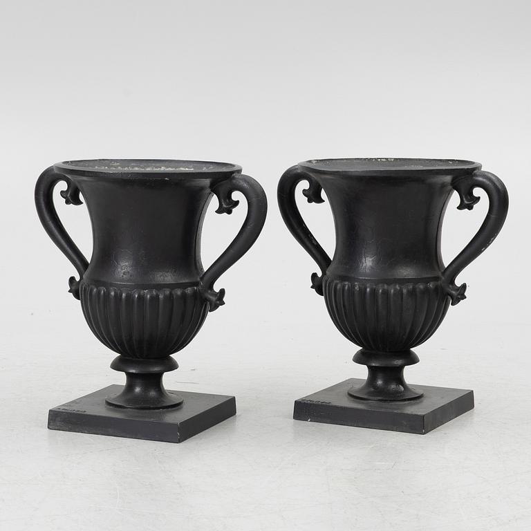 A pair of "Prakturnan" urns, Byarums Bruk, 21st century.