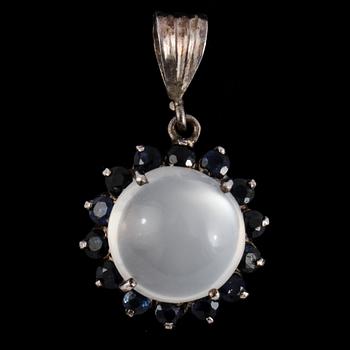 HÄNGE, silver med cabochonslipad månsten samt små fasettslipade blå stenar, 1900-talets andra hälft. Vikt 2 g.
