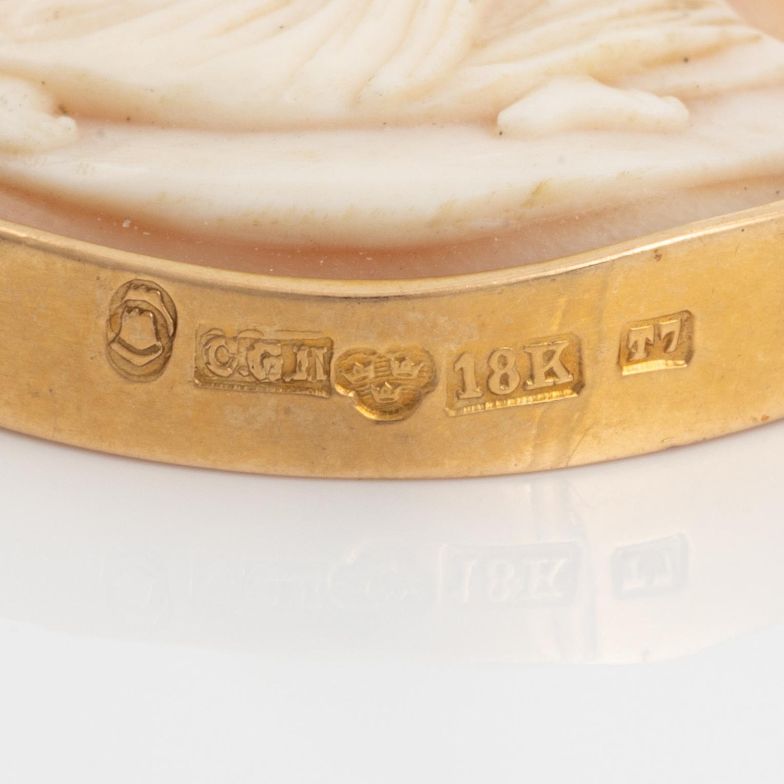 Pendant, 18K gold and shell cameo.