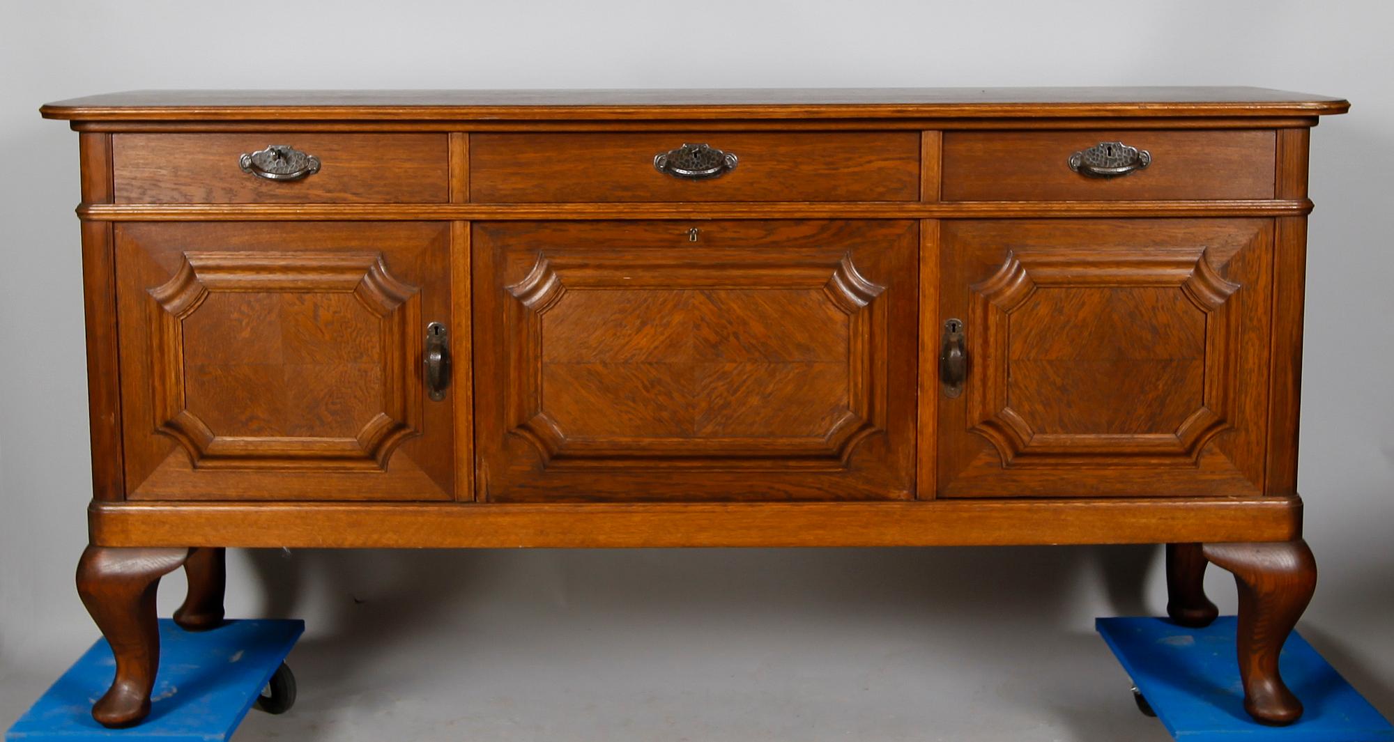 MATSALSMÖBEL, 11 delar, senbarockstil, 1900-talets första hälft.