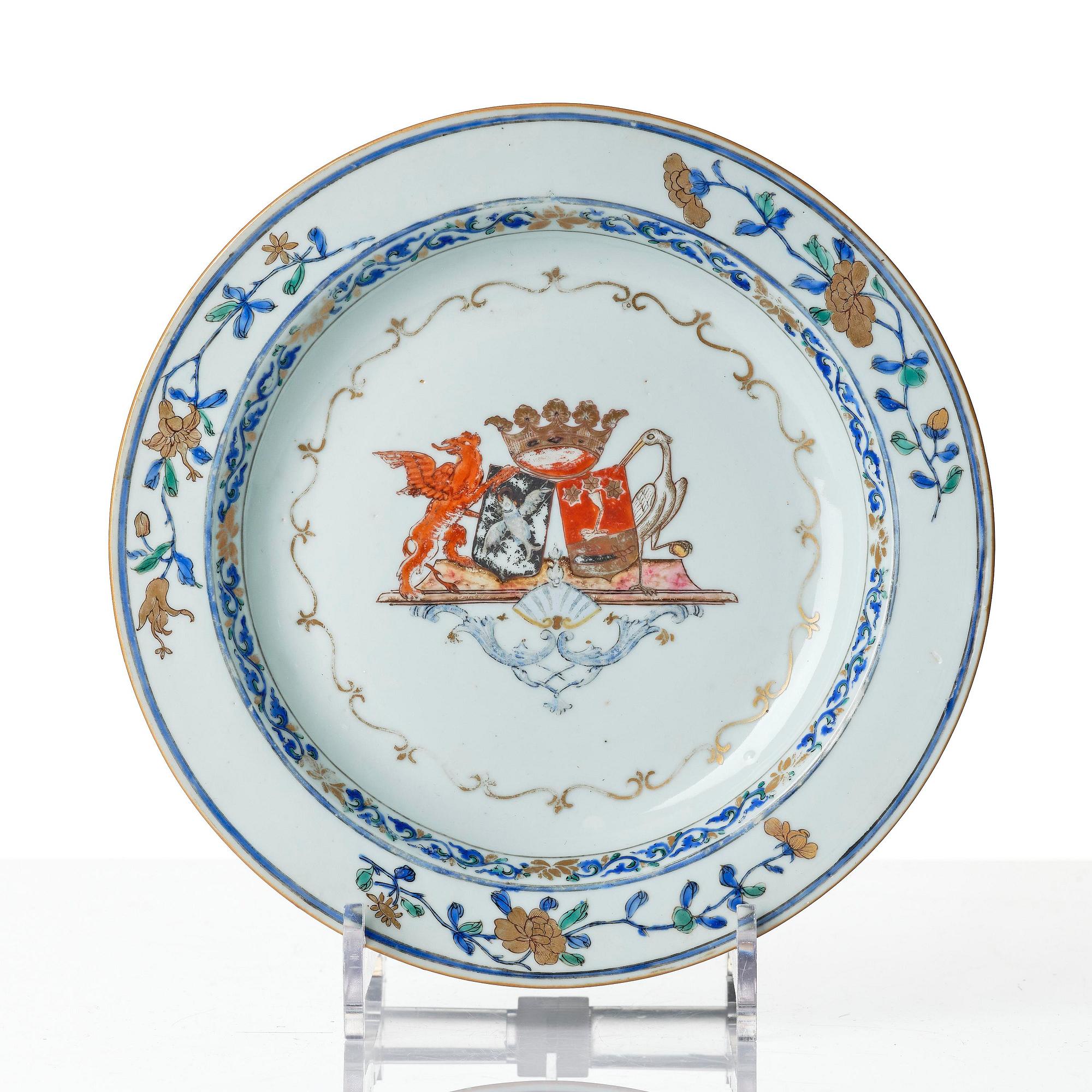 Tallrikar, tre stycken, porslin. Qingdynastin, Yongzheng (1723-35).