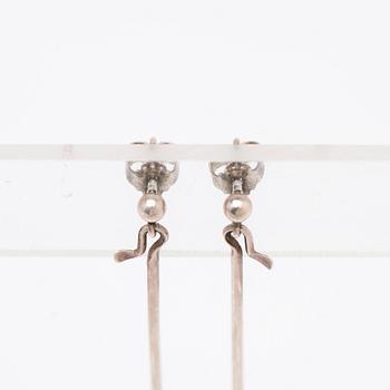Vivianna Torun Bülow-Hübe, örhängen "Dew-drops", silver och bergkristall för Georg Jensen.