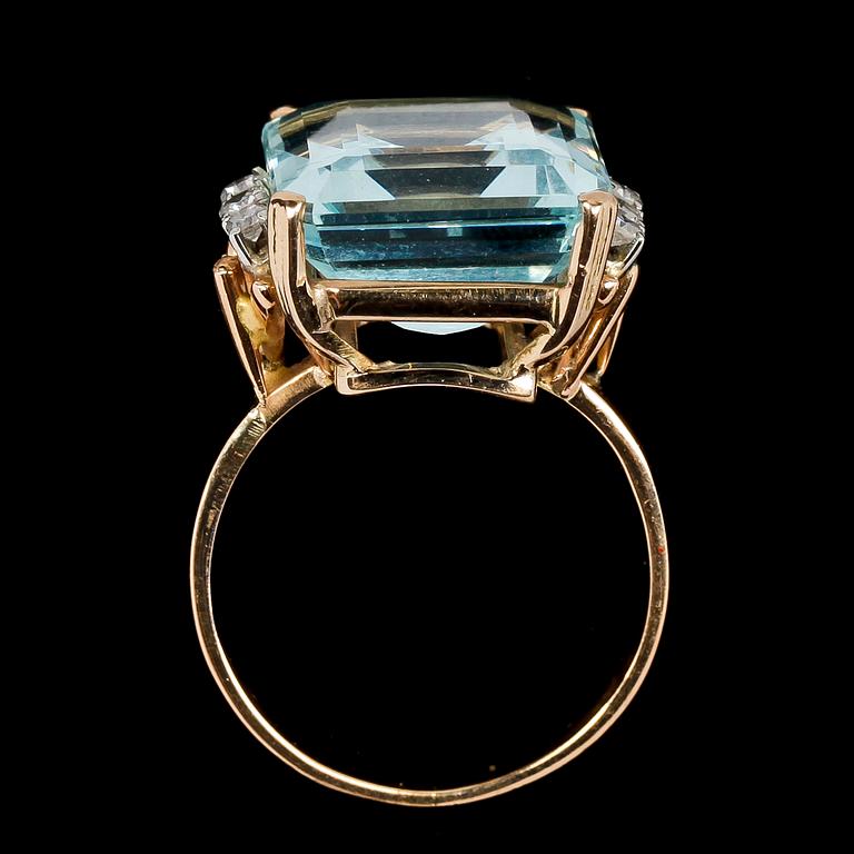RING, trappslipad akvmarin och åttkantslipade diamanter, tot. ca 0.12 ct.