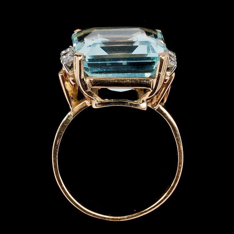 RING, step cut aquamarine and eight cut diamonds, tot. 0.12 cts.