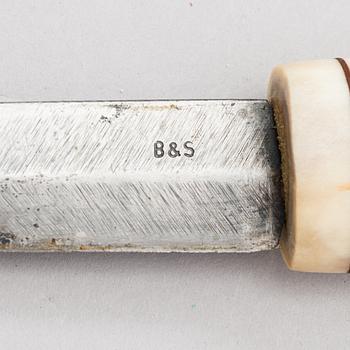 4 puukkoa, signeerattuja, saamenkäsityö / duodji, 1900-luku.