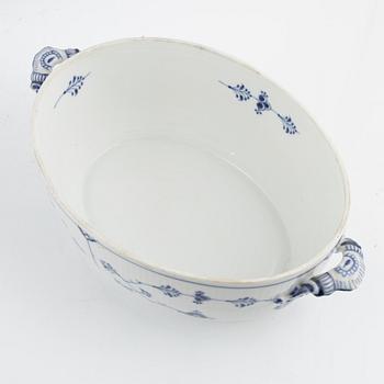 Royal Copenhagen, a 'Musselmalet' porcelain tureen with cover, Royal Copenhagen, Denmark, 1889-1922.