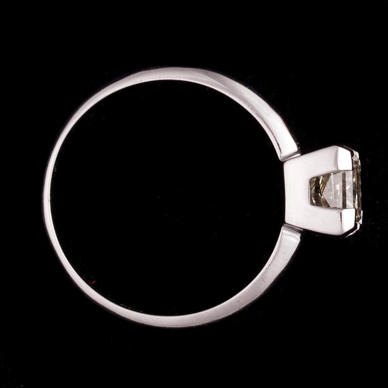 RING, 14K vitguld, prinsesslipad glasfylld diamant. Vikt ca 2,1 g.
