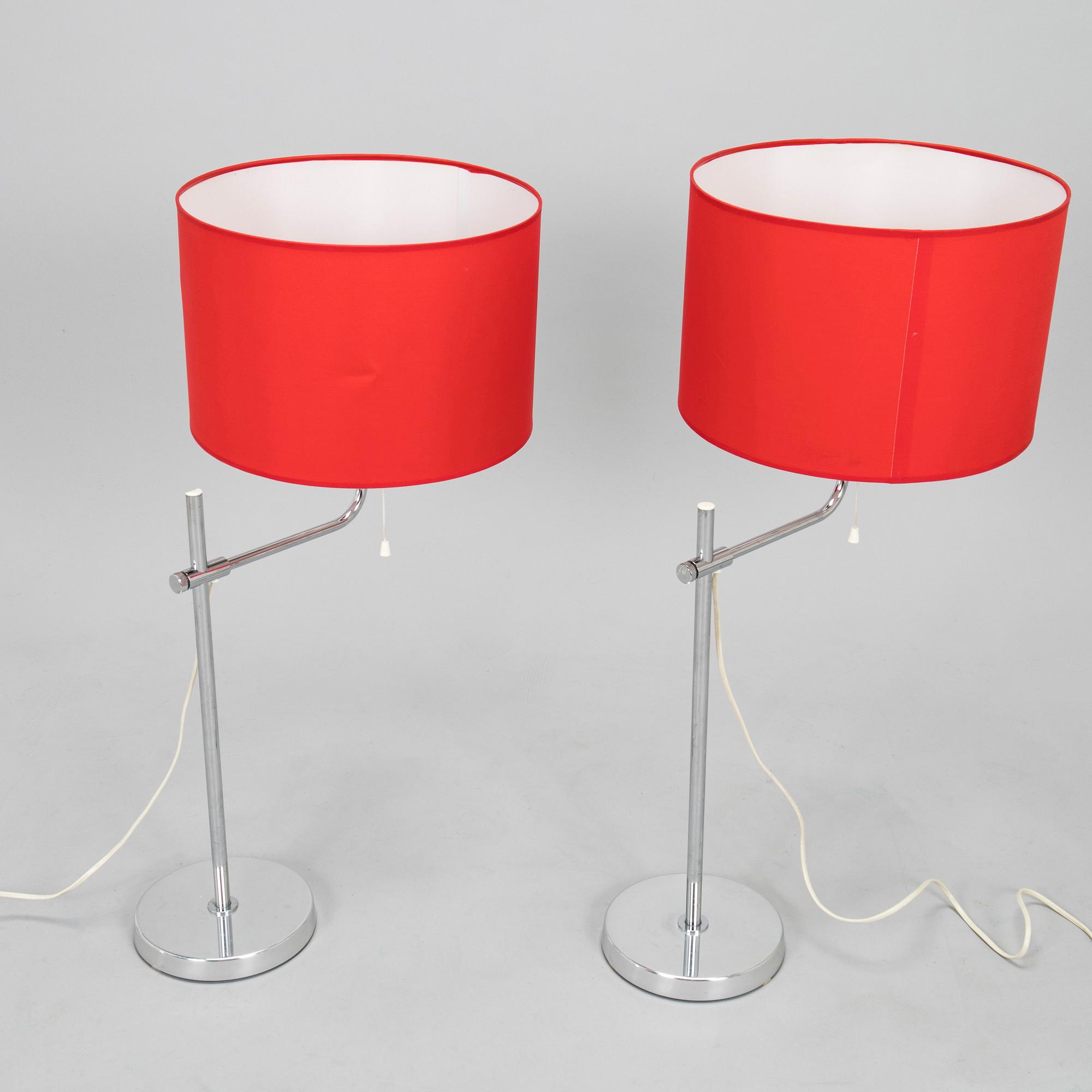 Pöytävalaisinpari malli B-142, Bergboms, 1970/80-luku. Punaiset varjostimet.