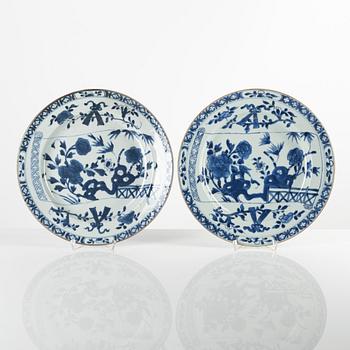 A pair of Chinese blue and white dishes, Qing dynasty, Kangxi (1662-1722).