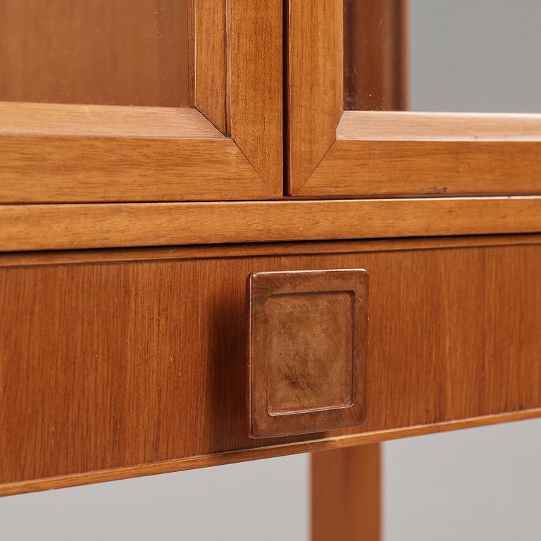 Sten Blomberg, a mahogany showcase cabinet, executed by the workshop of cabinet maker Alfred Persson, 1950-60's,