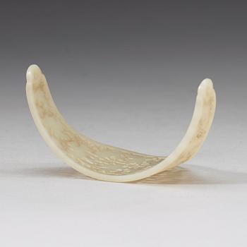 A white nephrite carved hair adornment, late Qing dynasty (1644-1912).