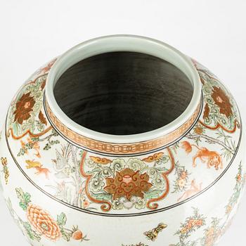 A Chinese porcelain jar, 20th Century.