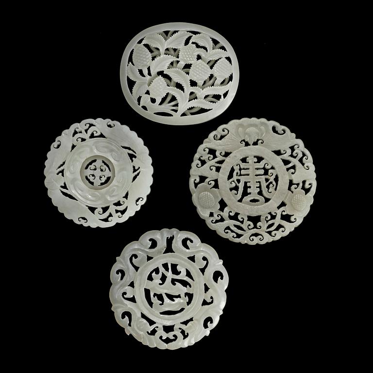 AMULETTER, 4 st, nefrit. Kina 1900-tal.