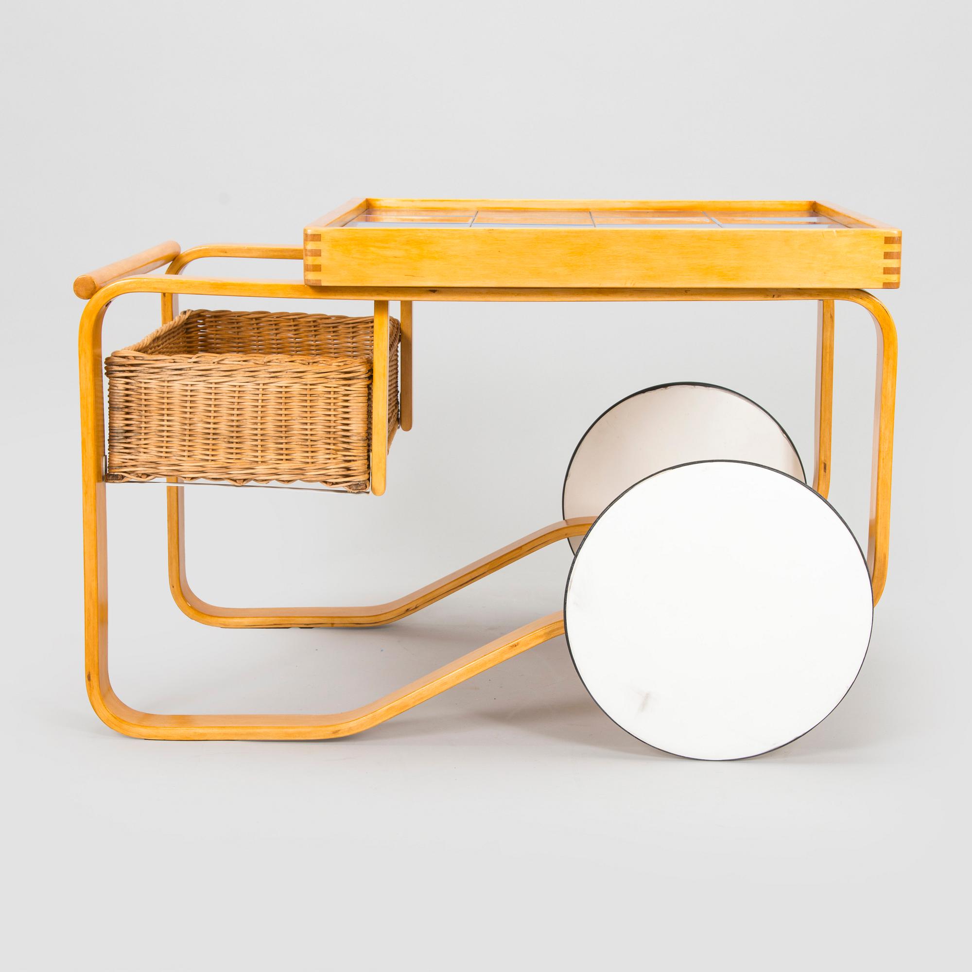 Alvar Aalto, tarjoiluvaunu, malli 900, O.Y. Huonekalu- ja Rakennustyötehdas A.B. 1900-luvun puoliväli.