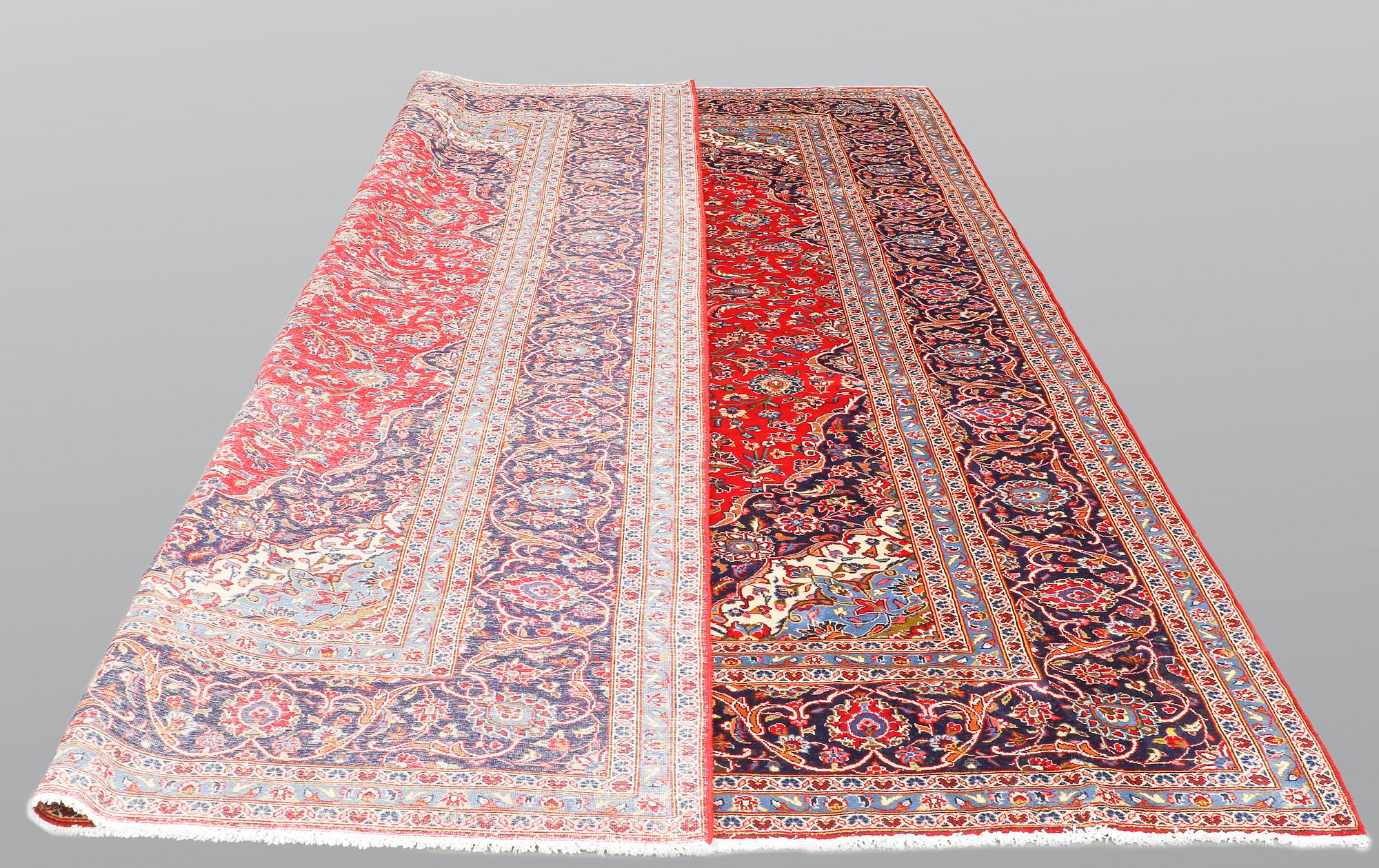 A carpet, Kashan, ca 401 x 302 cm.