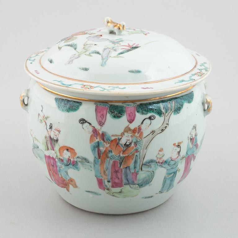 A famille rose tureen with cover, late Qing dynasty.