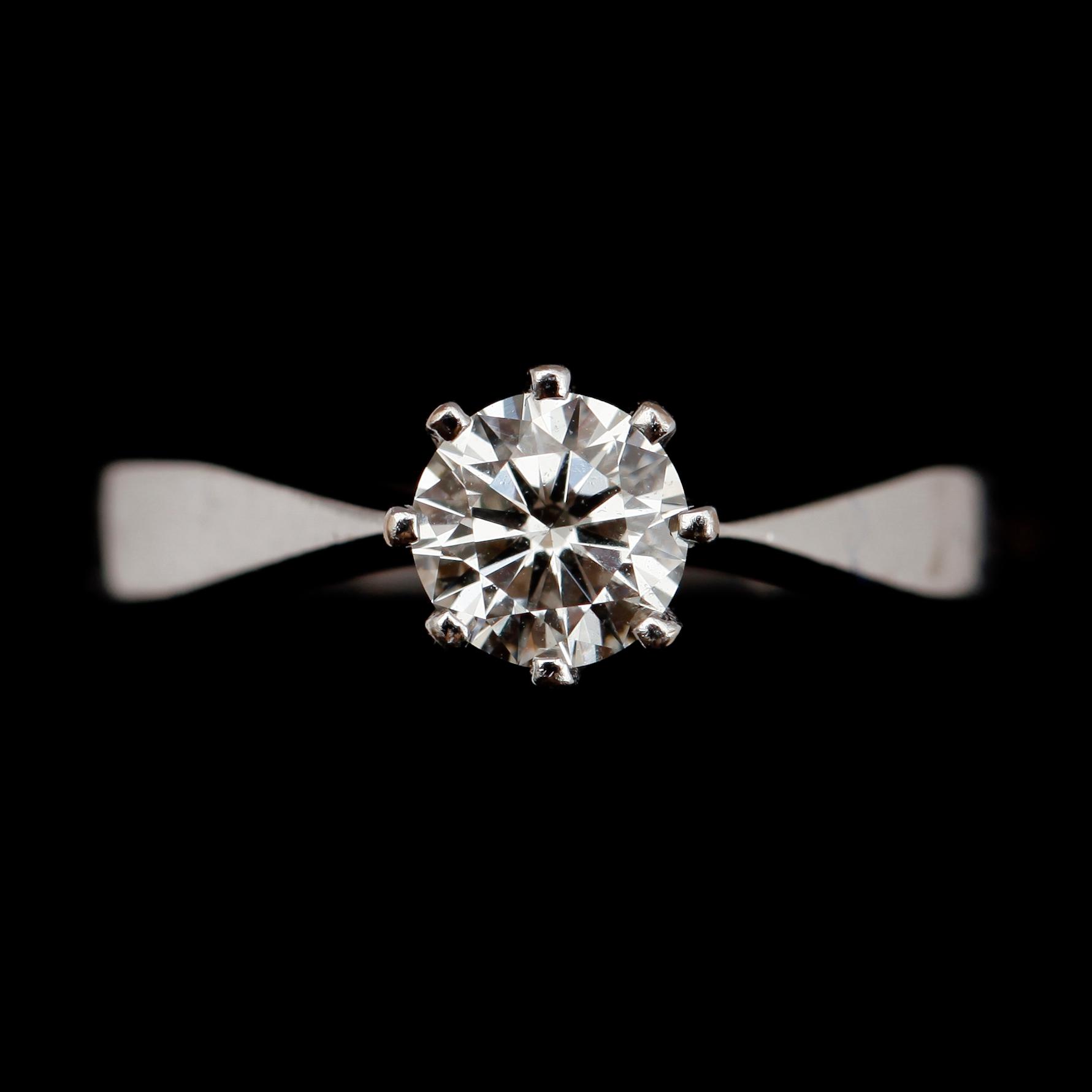RING, 18 k vitguld, briljantslipad diamant 0,70 ct enl gravyr.